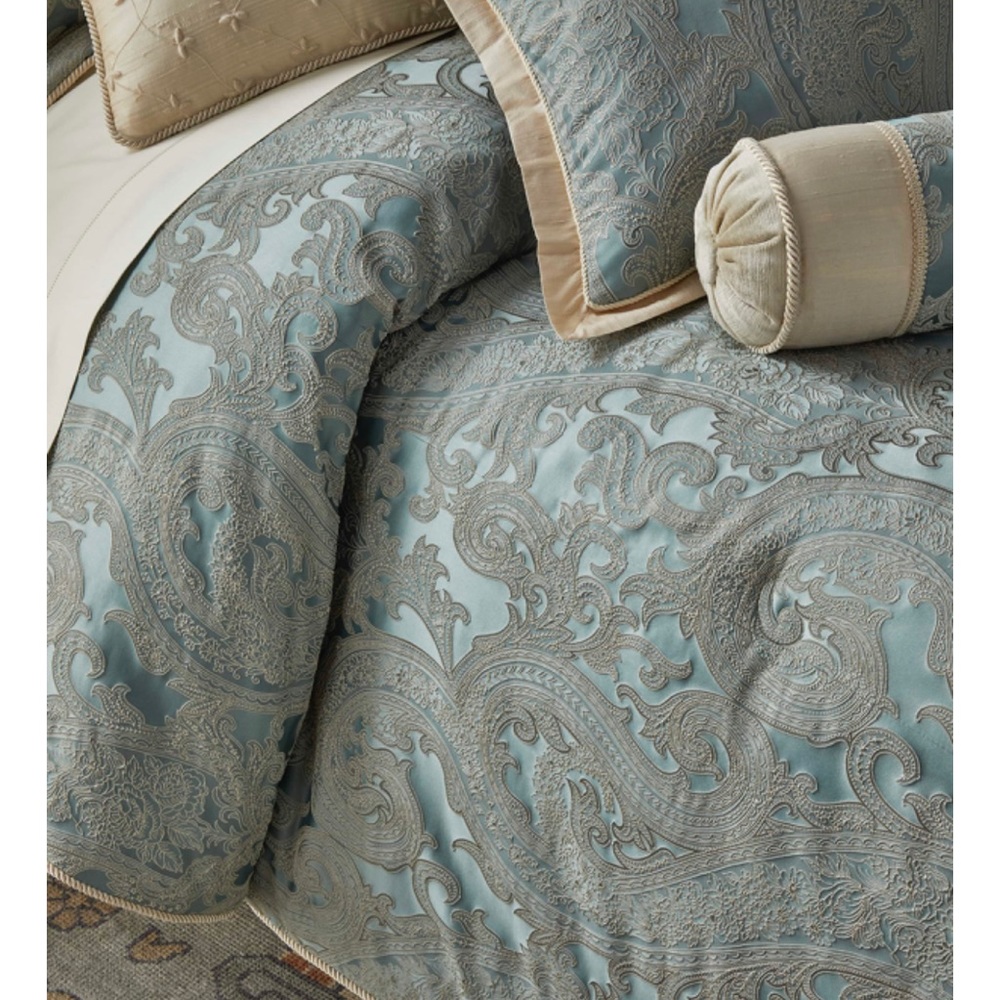 Austin Horn Collection. Jubilee , queen , 3 piece  comforter set.  Seamist